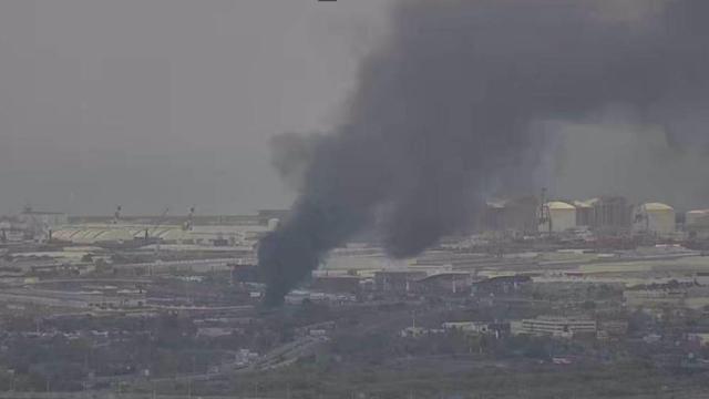 Arde un gran montón de chatarra en Can Tunis
