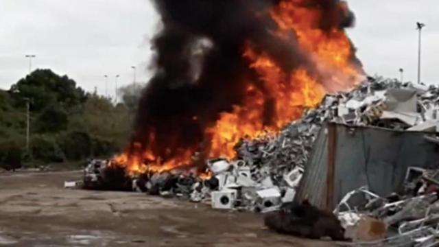 Incendio de chatarra en Can Tunis