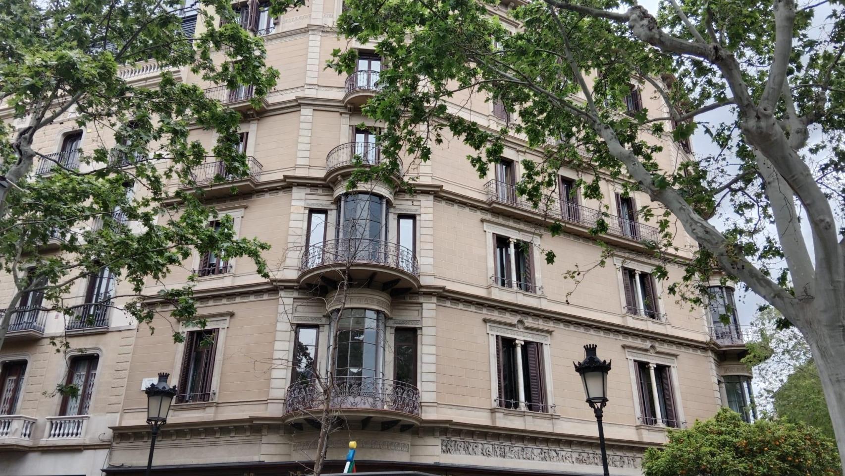 El piso de Barcelona que condensa toda la historia de la humanidad: rodeado de edificios modernistas