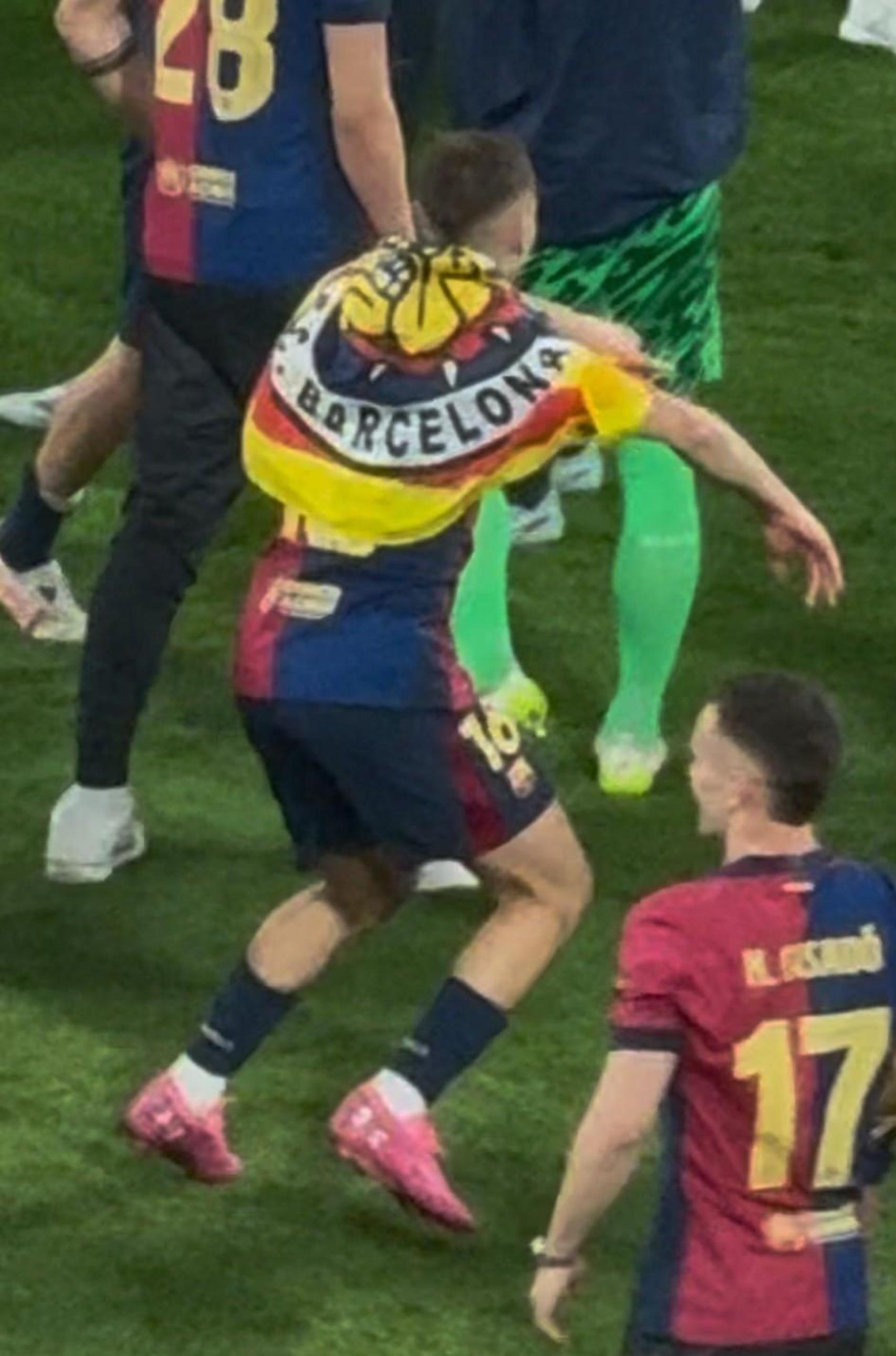 Fermín López con la bandera de los Boixos Nois, en la celebración de la Copa del Rey