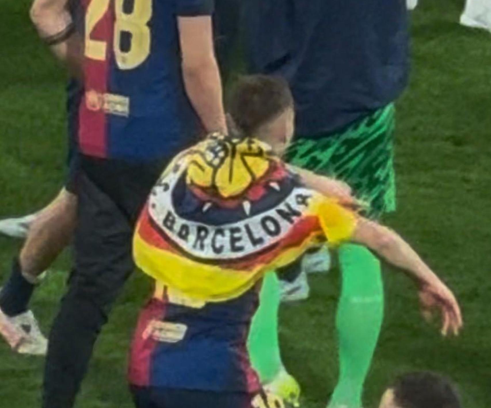 Fermín López con la bandera de los Boixos Nois, en la celebración de la Copa del Rey