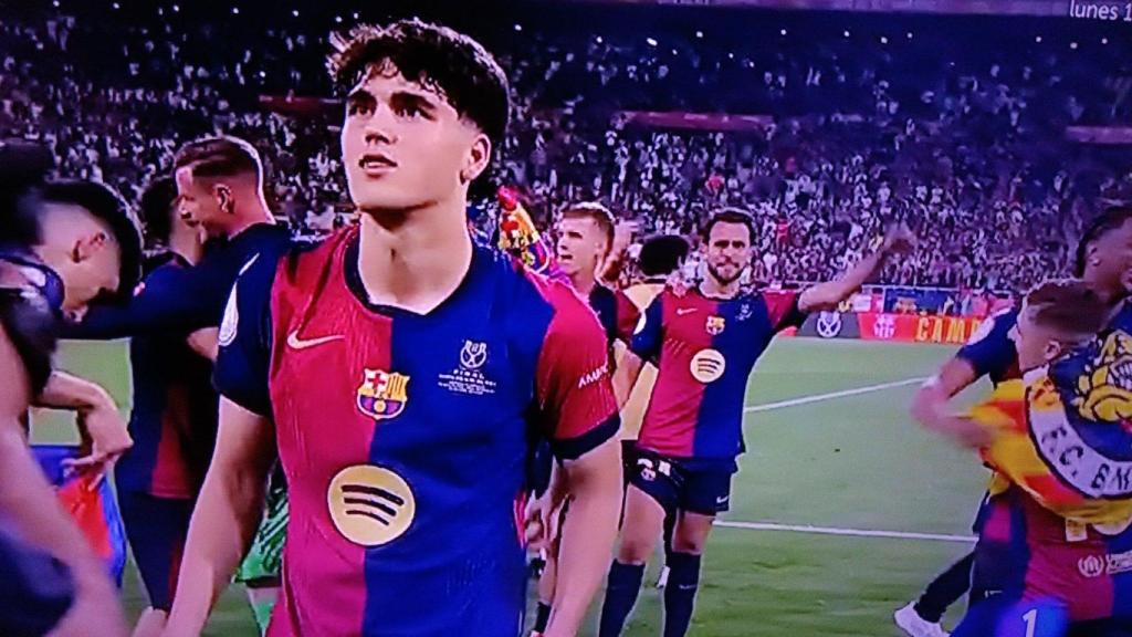 Fermín López luce la bandera de los Boixos Nois en la celebración de la Copa