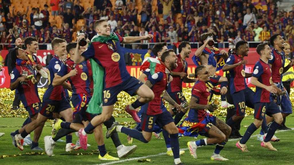 Los jugadores del Barça celebran eufóricos el título de la Copa del Rey en La Cartuja
