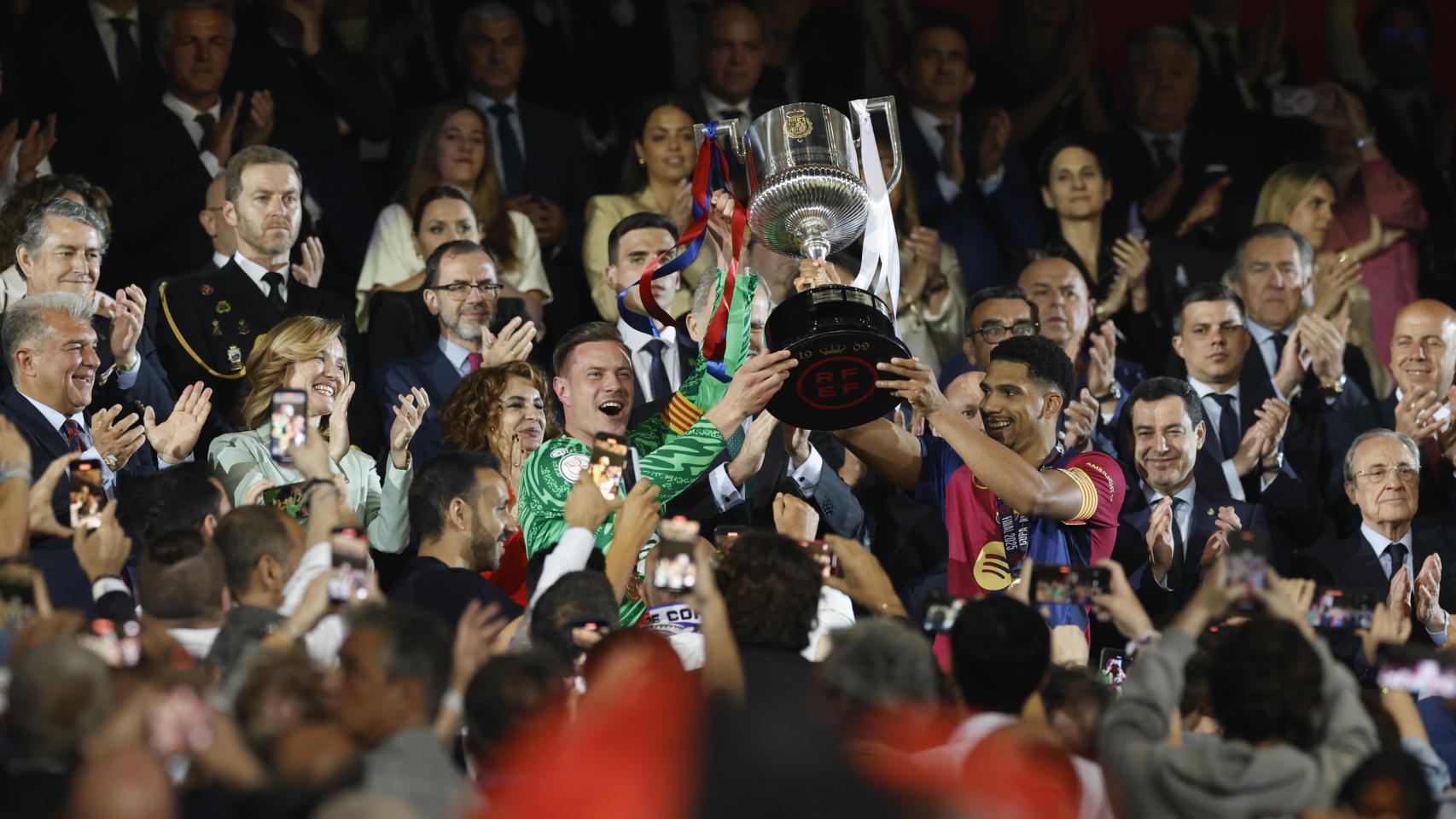 Ter Stegen y Ronald Araujo levantan la Copa del Rey en el palco de La Cartuja, ante las autoridades y el presidente del Barça, Joan Laporta