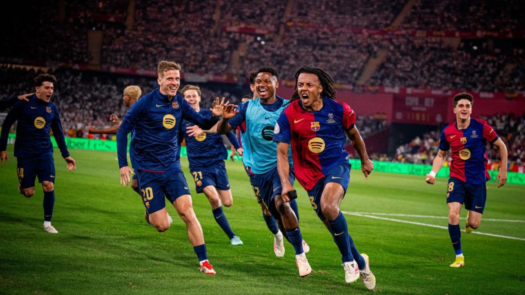 Los jugadores del Barça arrancar a la carrera tras el gol de Jules Koundé en la final de la Copa del Rey