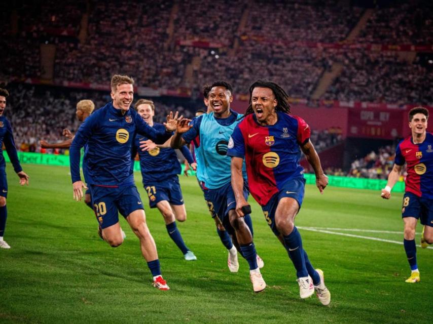 Los jugadores del Barça arrancar a la carrera tras el gol de Jules Koundé en la final de la Copa del Rey
