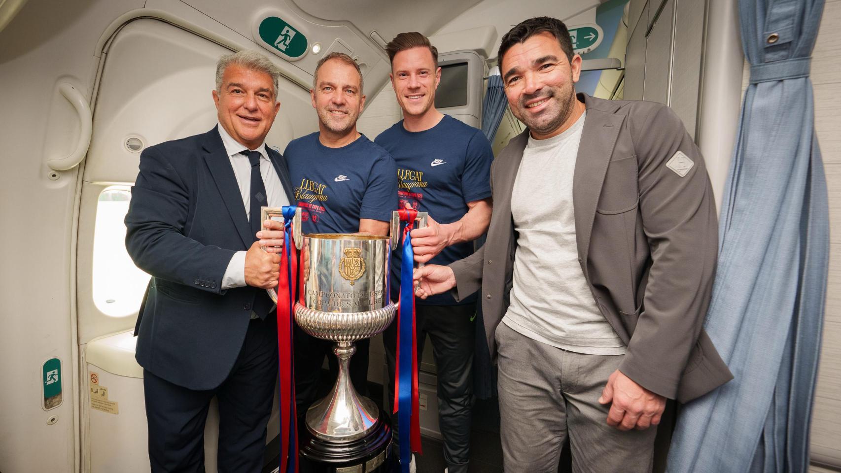 Joan Laporta, Hansi Flick, Ter Stegen y Deco sujetan la Copa del Rey en el vuelo de vuelta a Barcelona