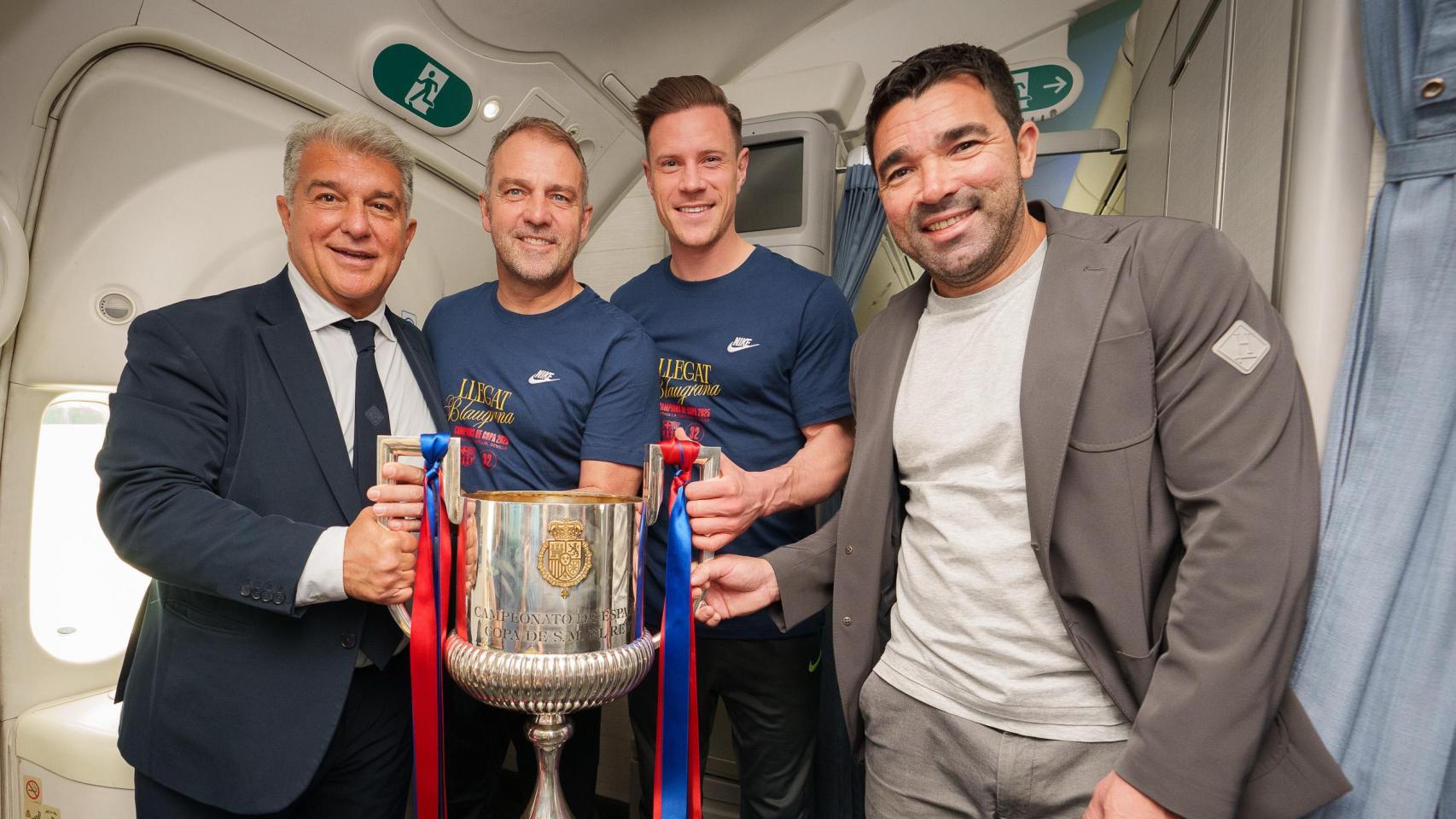 Joan Laporta, Hansi Flick, Ter Stegen y Deco sujetan la Copa del Rey en el vuelo de vuelta a Barcelona