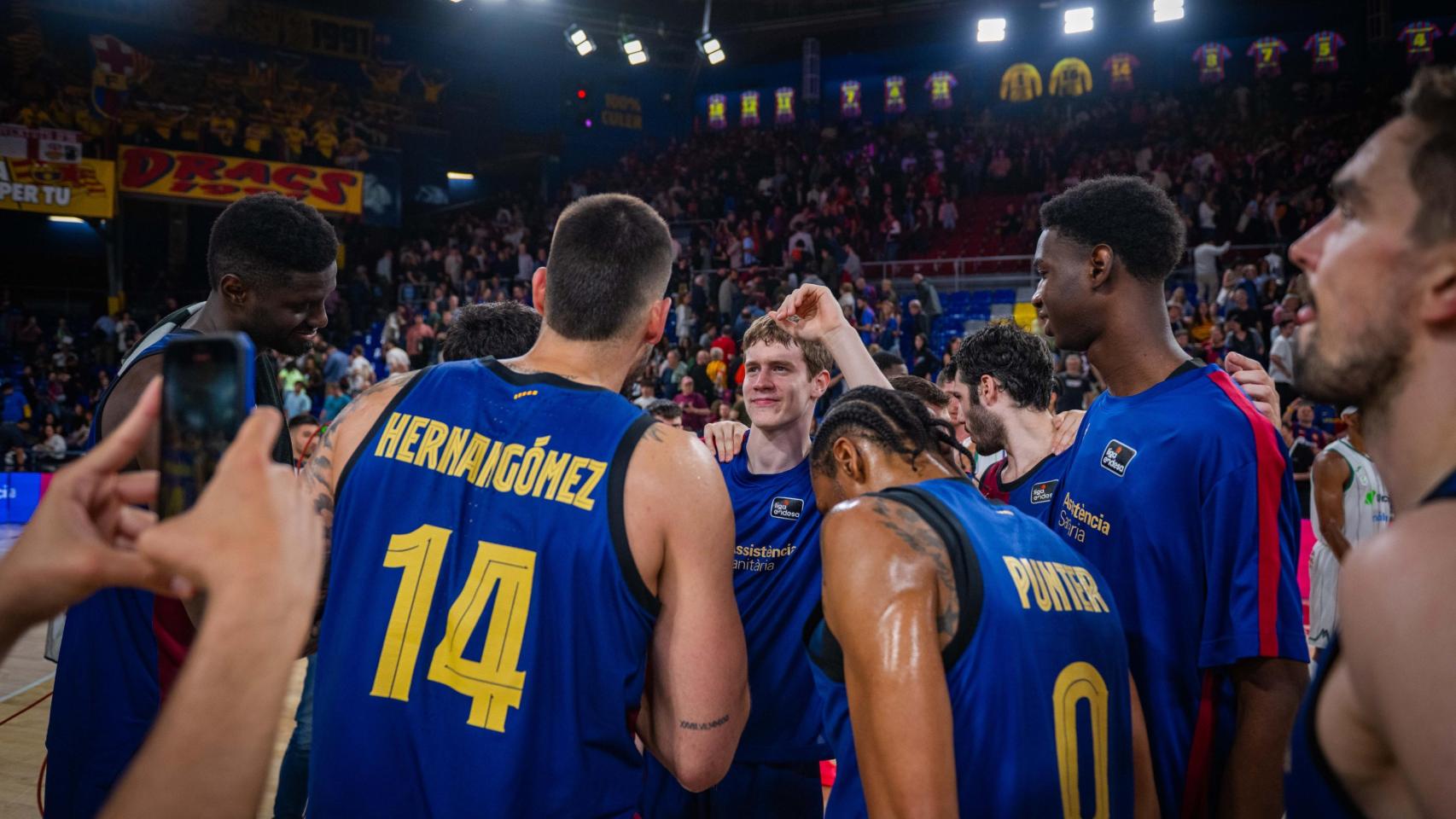 Los jugadores del Barça de basket celebran la victoria de Liga ACB contra el Unicaja en el Palau Blaugrana