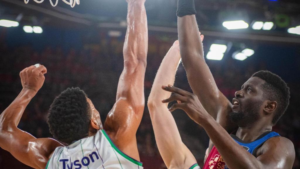 Youssoupha Fall pugna por el balón en el Barça de basket-Unicaja de Liga ACB