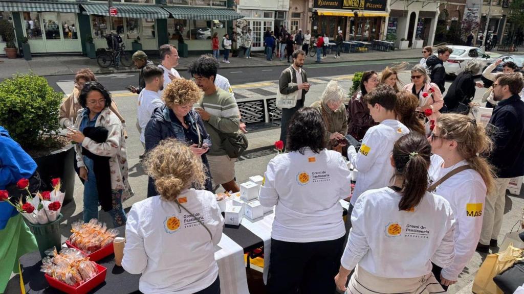 Reparto de rosas, pan y pasteles del Gremi de Pastisseria de Barcelona