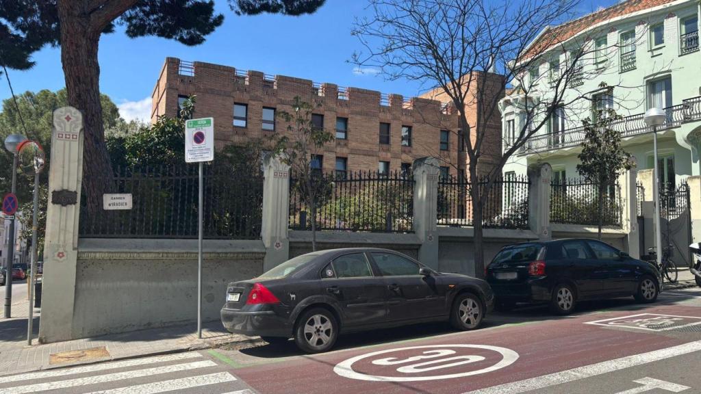 Vehículos aparcados junto a la Universitat Internacional de Catalunya (UIC)