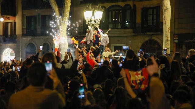 Hinchas del Barça celebrando la victoria en Canaletes