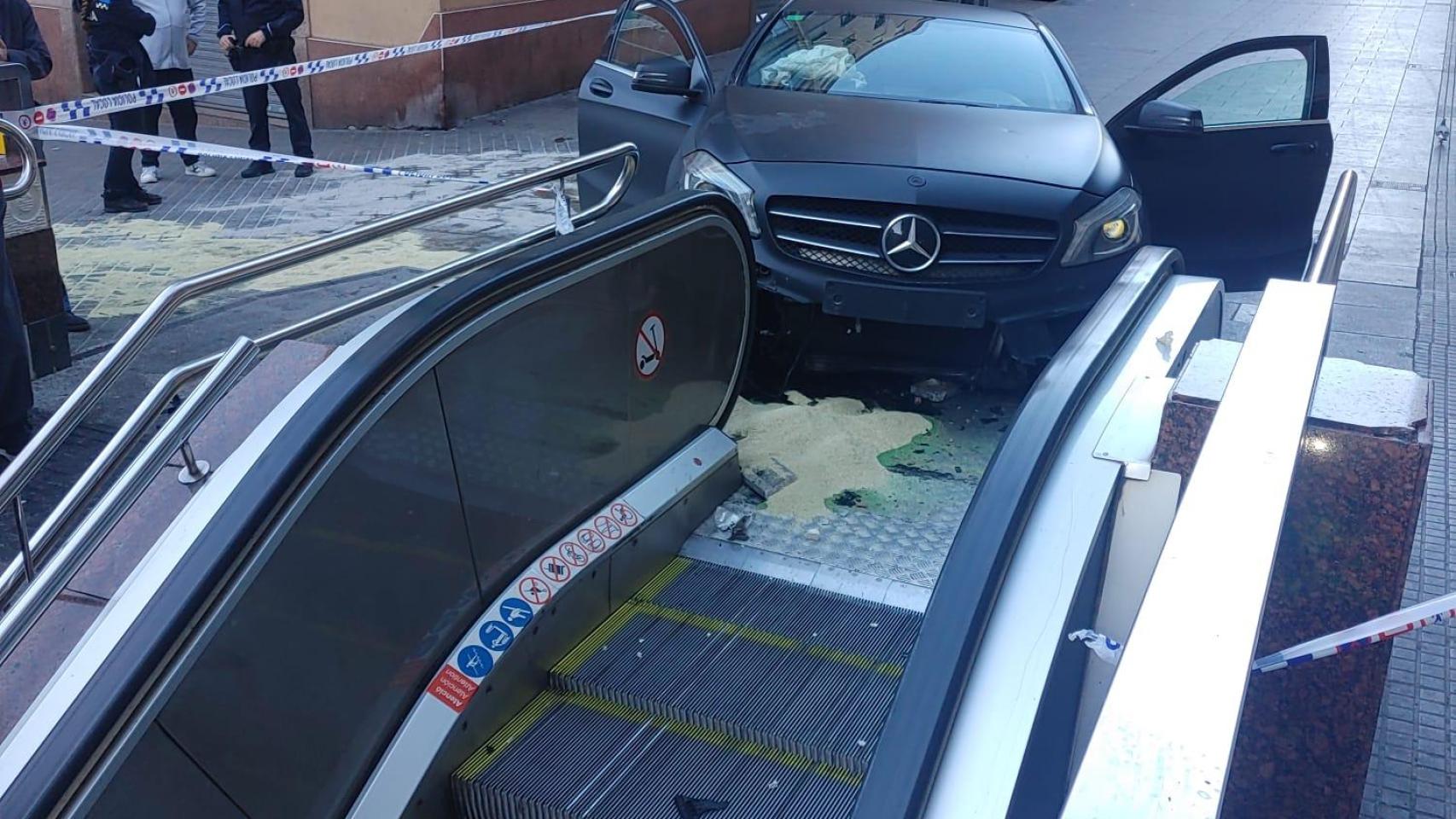 Un coche se estampa contra la boca del metro de Can Vidalet, en Esplugues