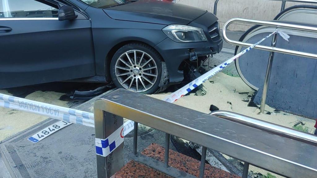 Cotxe accidentat a Esplugues