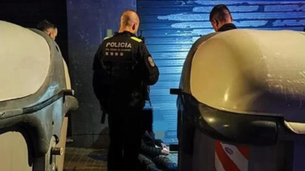 Agentes de la Policía Local de Santa Coloma junto al hombre rescatado