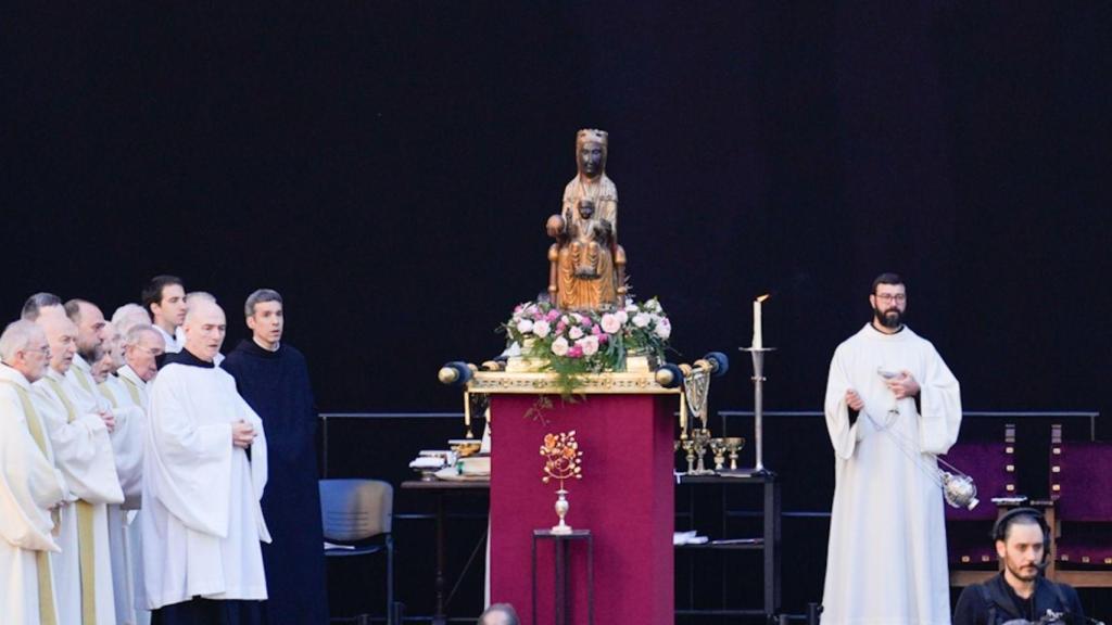 Así ha lucido la imagen de la virgen más querida de Cataluña durante la misa por el Milenario en la plaza de Santa María de Montserrat