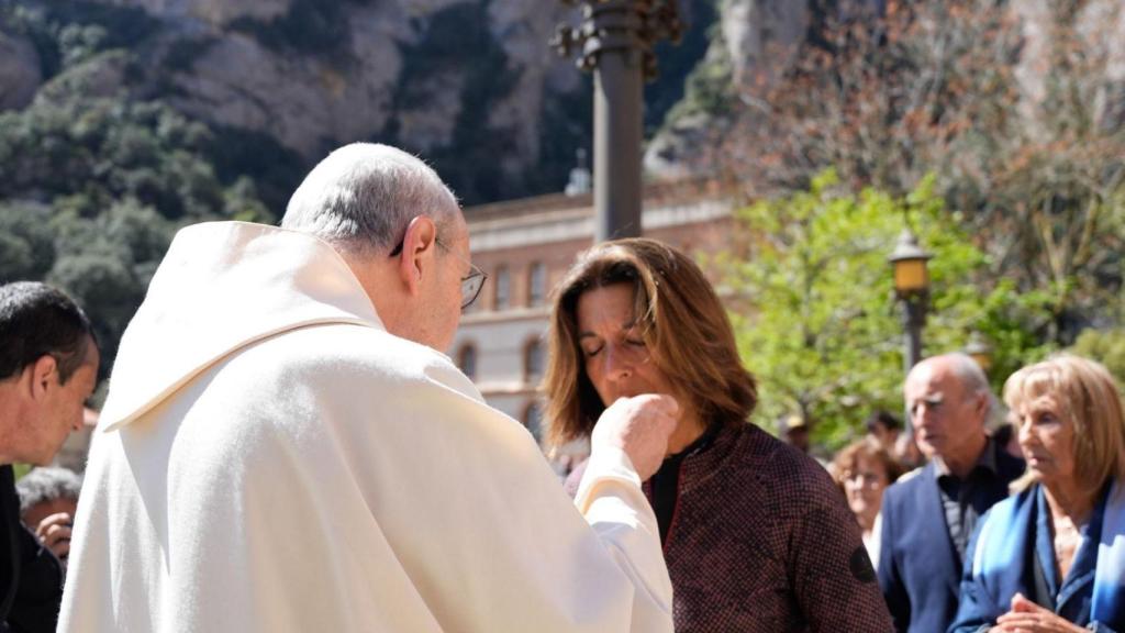 Los asistentes a la misa por el Milenario de la comunidad benedictina de Montserrat reciben comunión