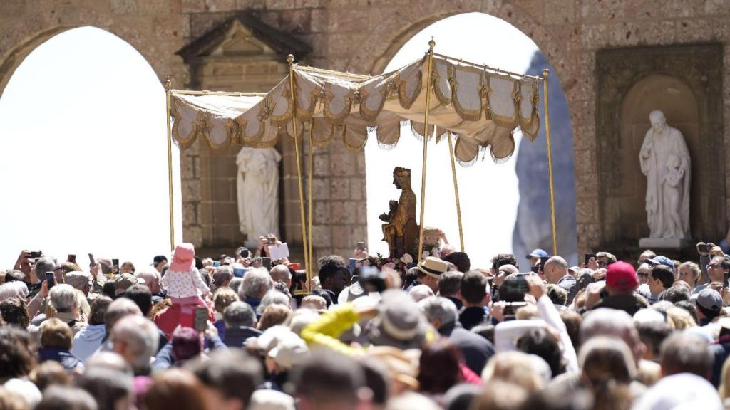 La Moreneta o Virgen de Montserrat, entre la multitud que ha asistido a su romería el 27 de abril de 2025