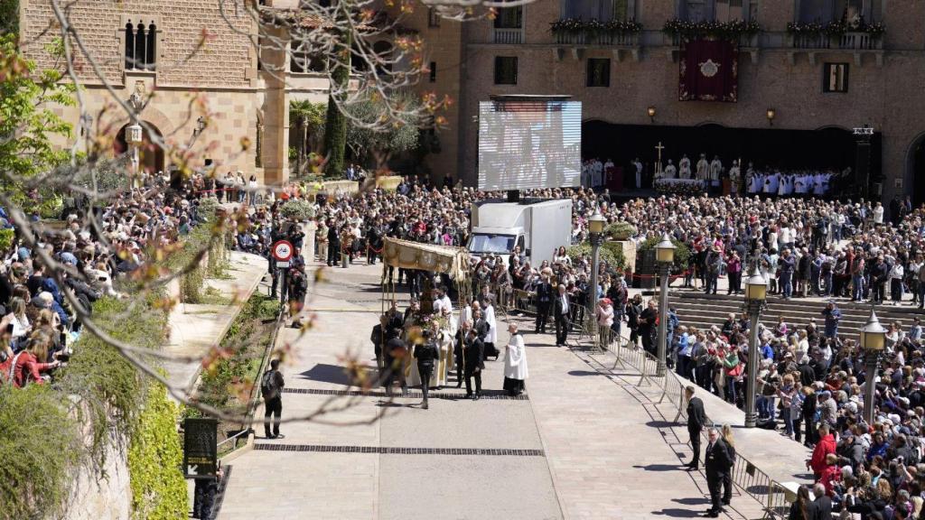 La Abadía de Montserrat ha colocado una gran pantalla para mayor comodidad de los asistentes a la procesión