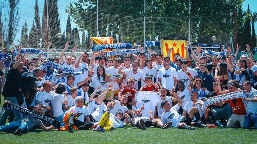 El CE Europa celebra el ascenso a Primera Federación