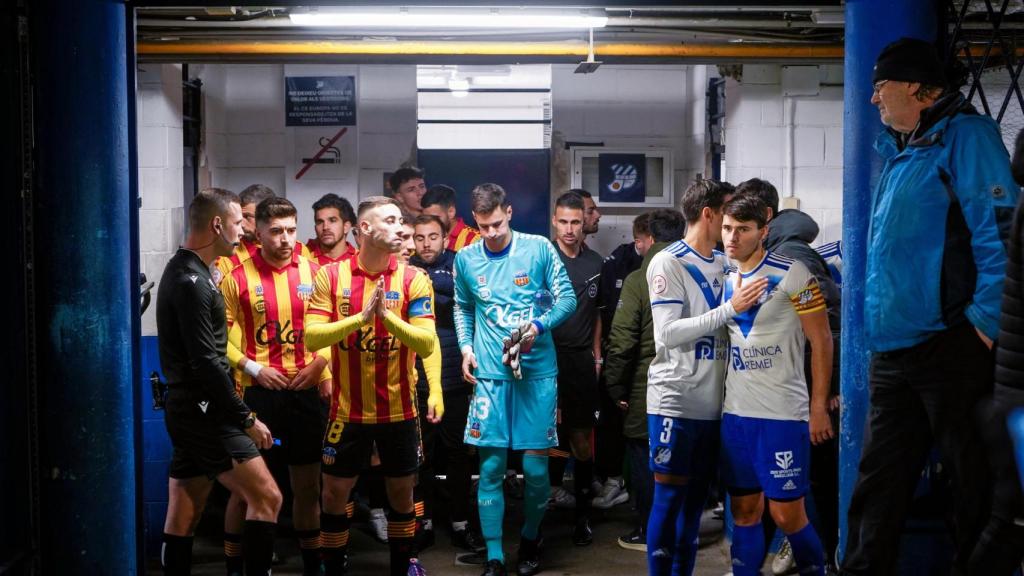 Jugadores de UE Sant Andreu y CE Europa antes de un derbi