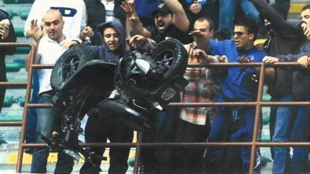 Aficionados del Inter lanzan una moto a las gradas inferiores