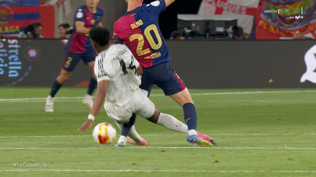 La entrada de Tchouameni sobre Dani Olmo en la final de la Copa