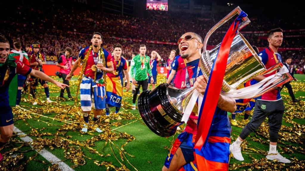 Raphinha levanta el trofeo de la Copa del Rey, el primer paso para conquistar el triplete