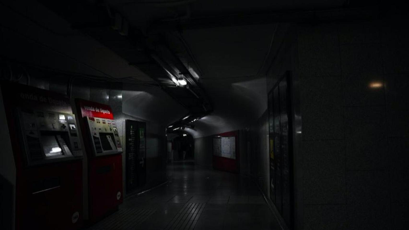 Una estación de metro completamente oscura durante el apagón