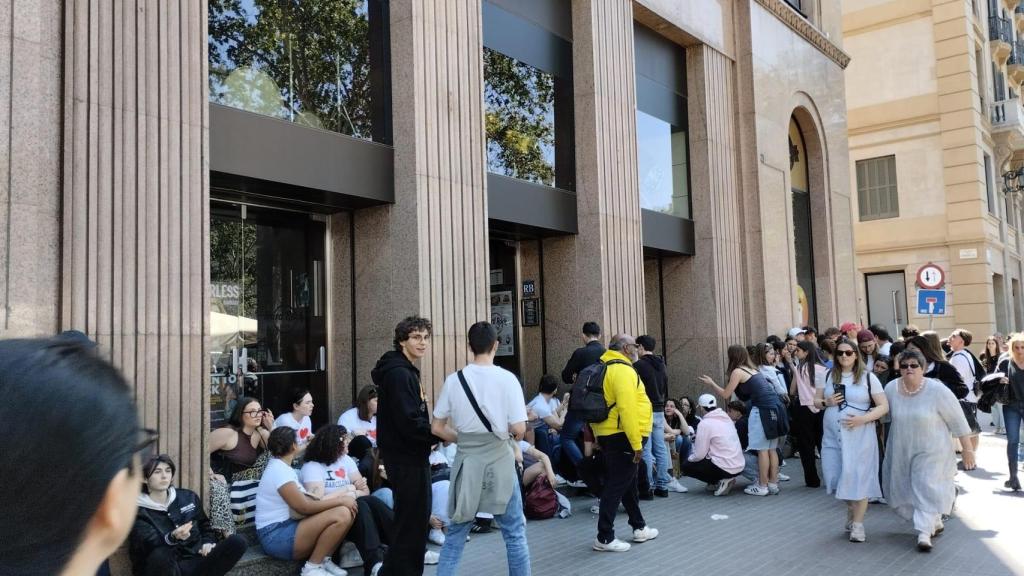 Turistes a les afores del Hard Rock Café de Plaça Catalunya després de l'apagada