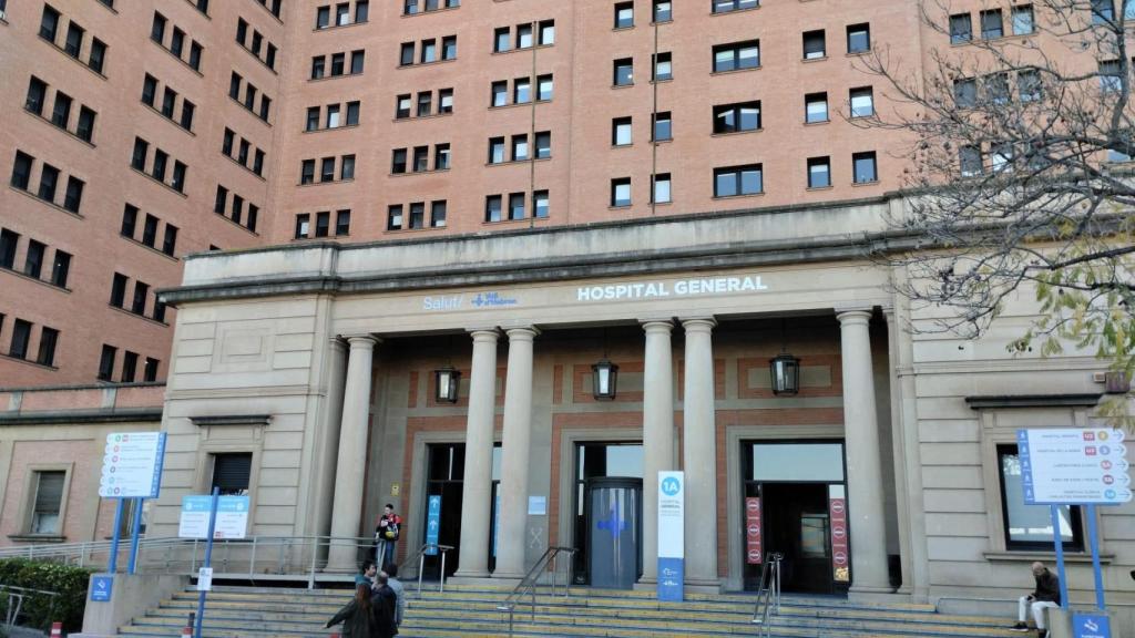 Entrada al Hospital Vall d'Hebron de Barcelona, durante el apagón