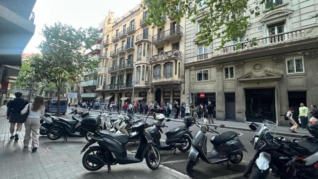 Largas colas frente a los supermercados de la zona alta de Barcelona