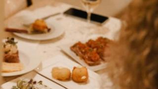 Imagen de una persona en la taperia 'La Xula'