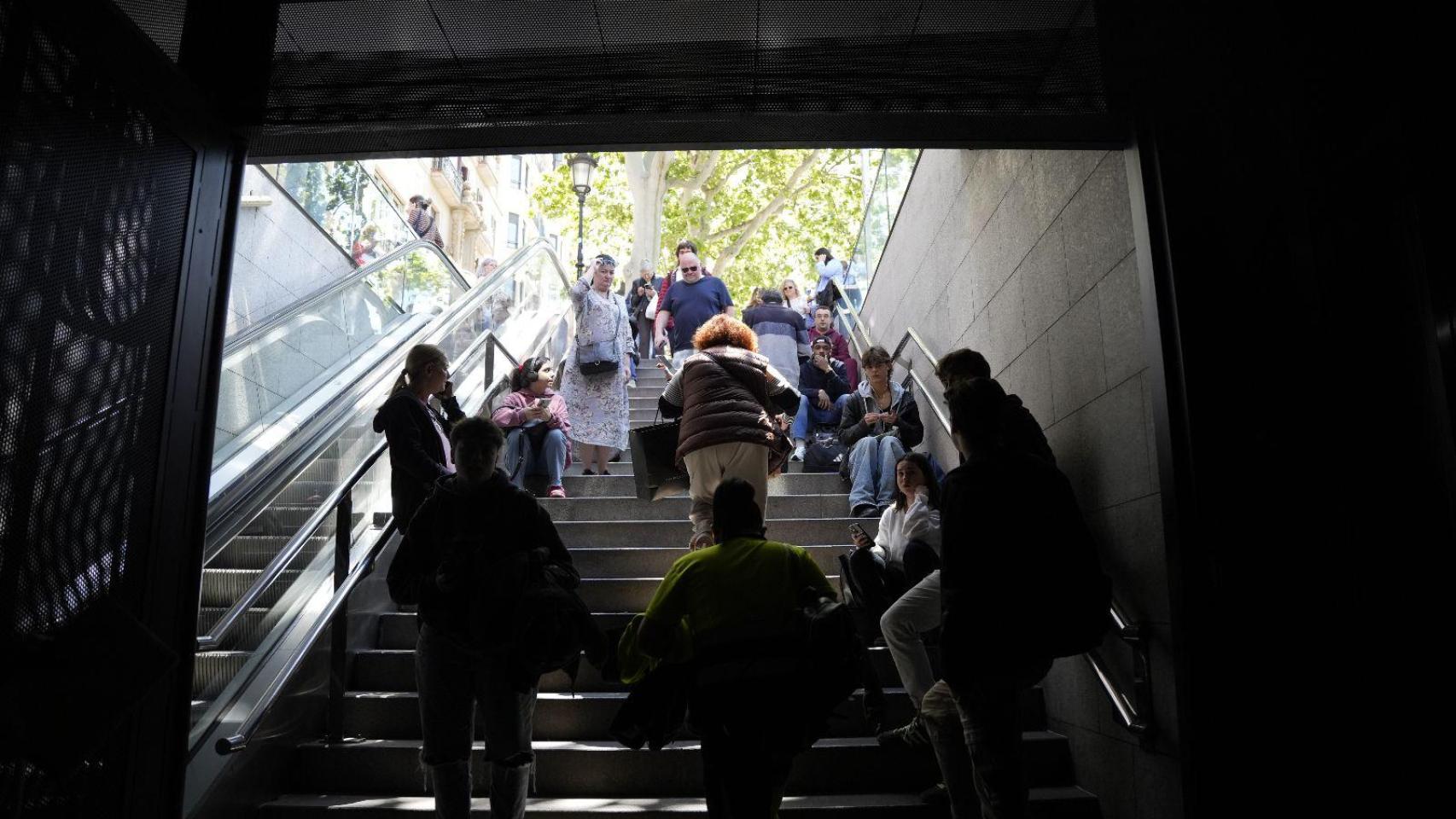 Salida del metro de Barcelona en el Paseo de Gracia en mitad del apagón generalizado.