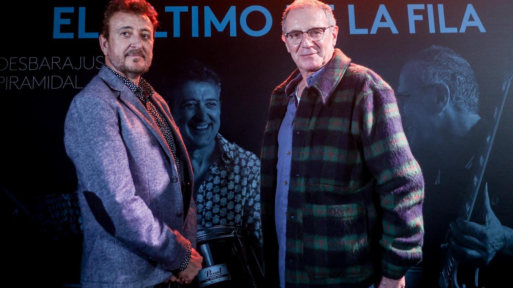 Los cantantes Manolo García (i) y Quimi Portet (d), del ‘Último de la Fila’, posan durante una rueda de prensa, en la sala Galileo Galilei, a 29 de noviembre de 2023, en Madrid