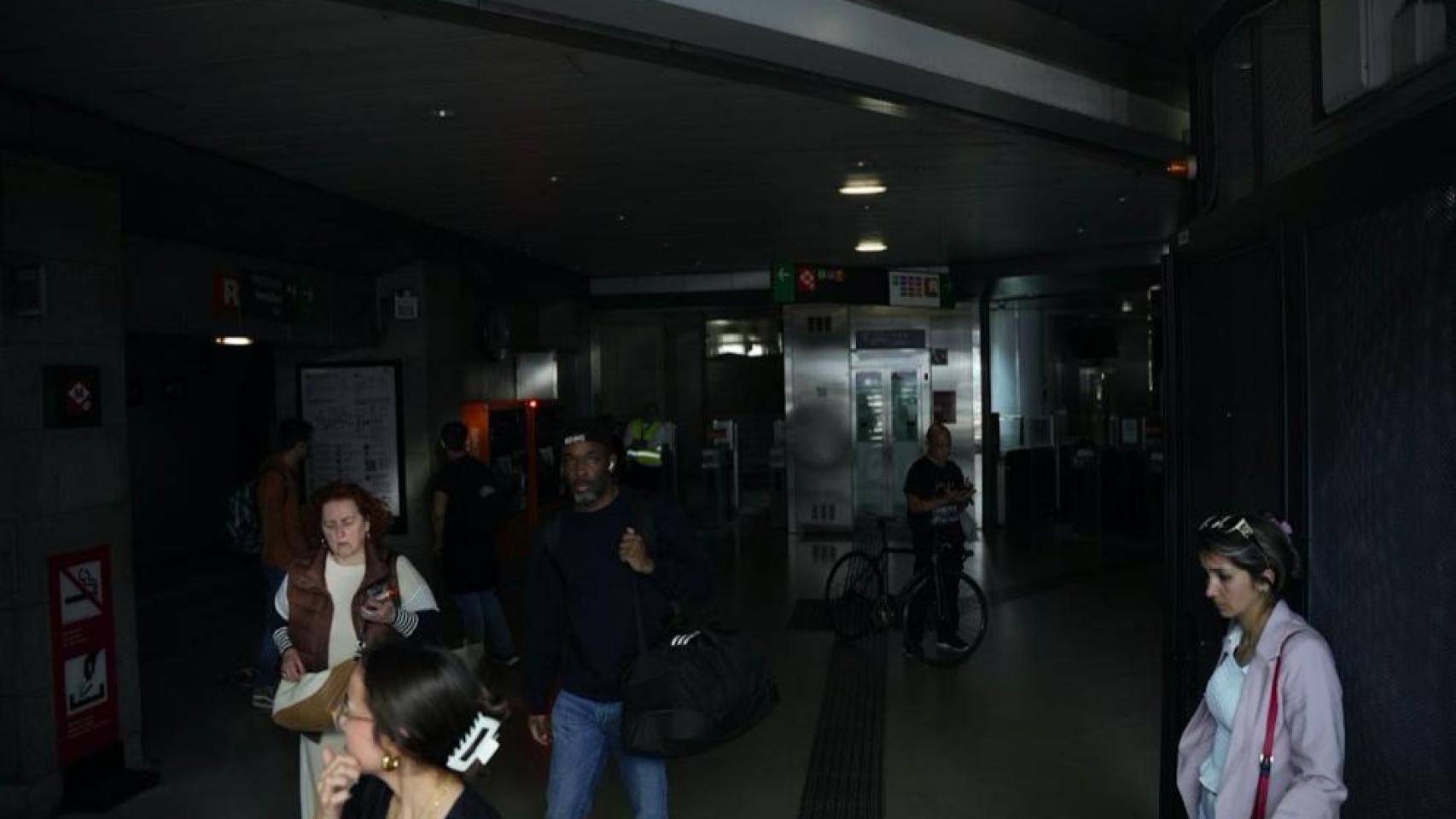 Una estación a oscuras durante el apagón en Barcelona