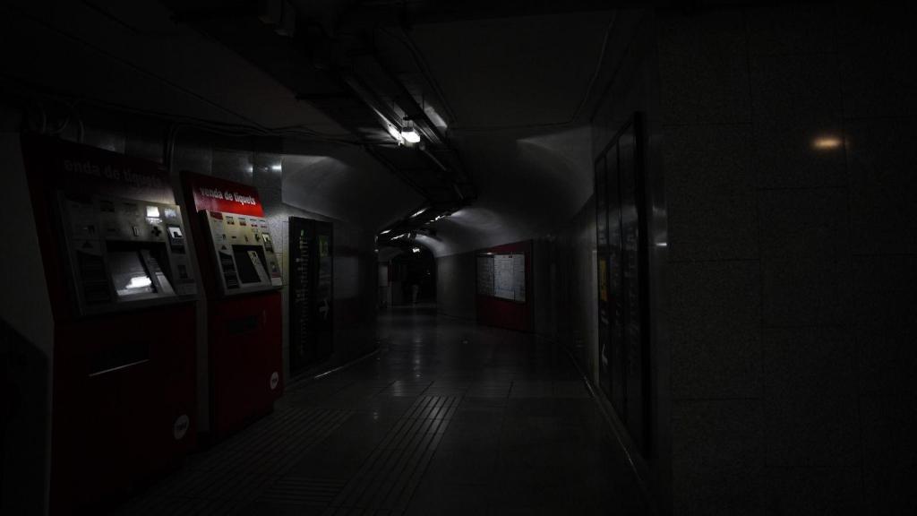 Una estació del metro de Barcelona a les fosques després de l'apagada a tota Espanya