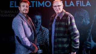 Los cantantes Manolo García (i) y Quimi Portet (d), del ‘Último de la Fila’, posan durante una rueda de prensa, en la sala Galileo Galilei, a 29 de noviembre de 2023, en Madrid