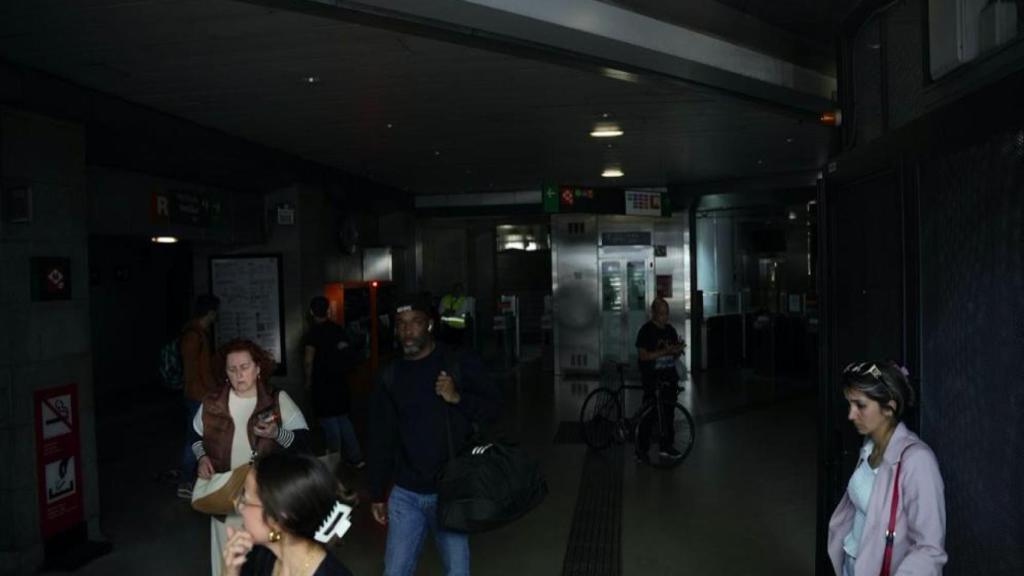 Una estación a oscuras durante el apagón en Barcelona