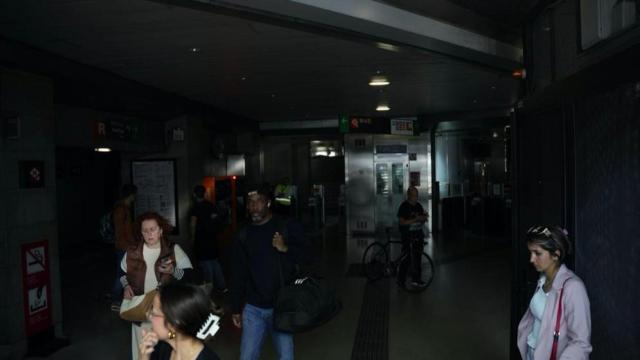 Una estación a oscuras durante el apagón en Barcelona