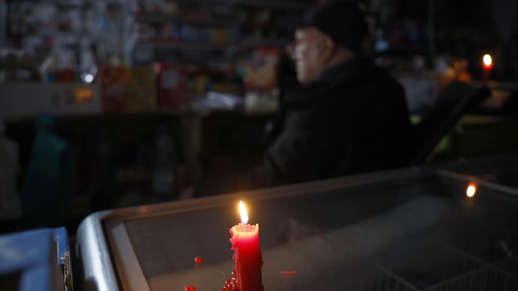 Una vela ilumina un supermercado de Barcelona durante el apagón ayer