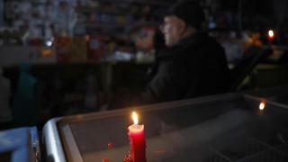 Una vela ilumina un supermercado de Barcelona durante el apagón ayer
