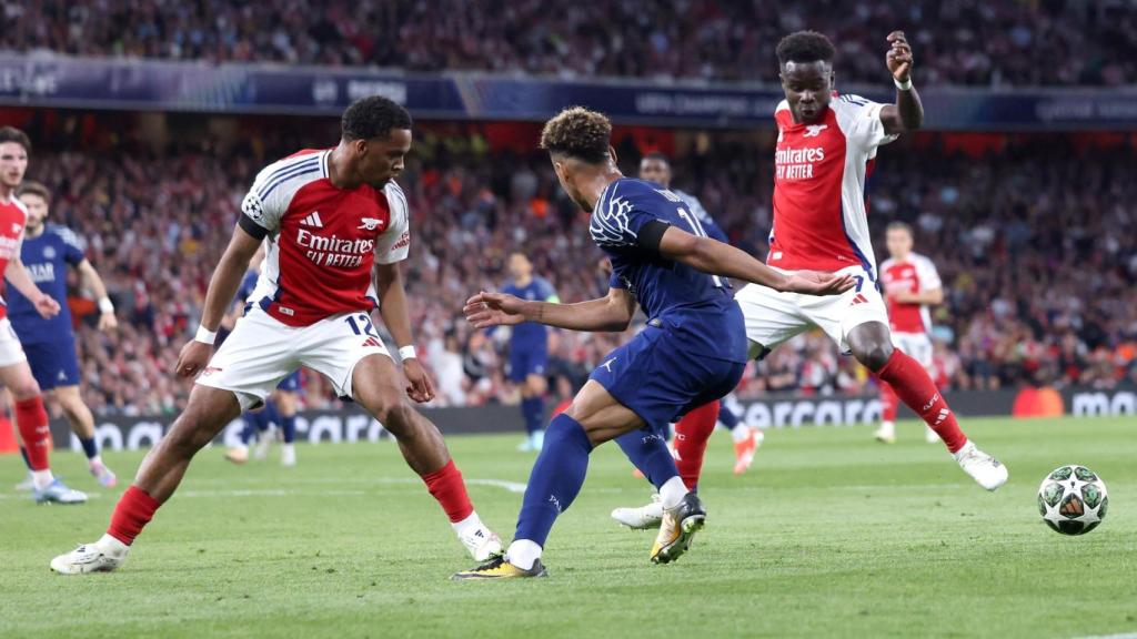 Désiré Doué intenta regatear a los futbolistas del Arsenal