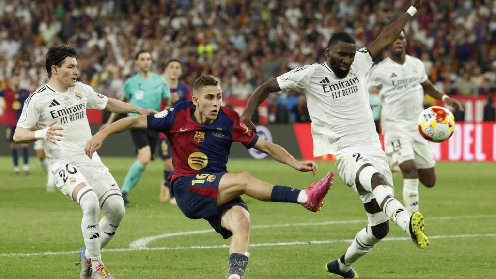 Fermín López intenta un disparo contra el Real Madrid, mientras le defiende Rudiger