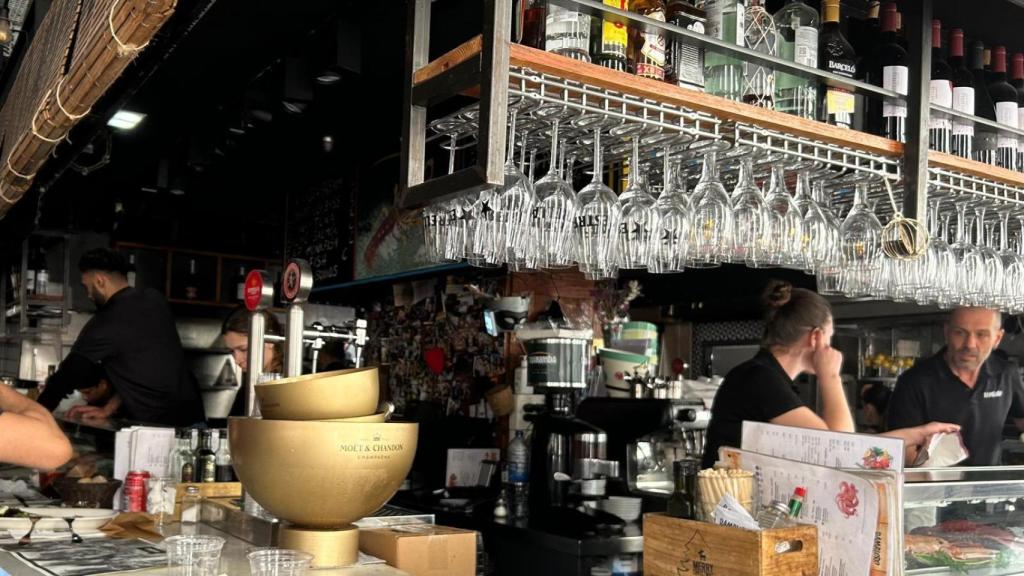 Cambrers d'una parada de la Boqueria durant l'apagó del 28 d'abril