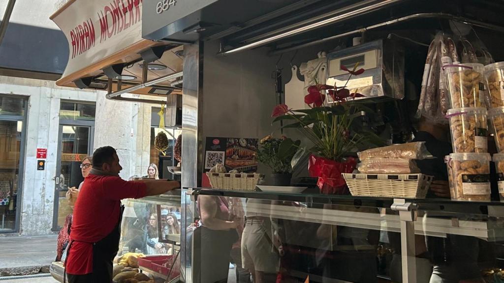 La parada d'Avirams Montserrat de la Boqueria, a punt de tancar durant l'apagó del 28 d'abril