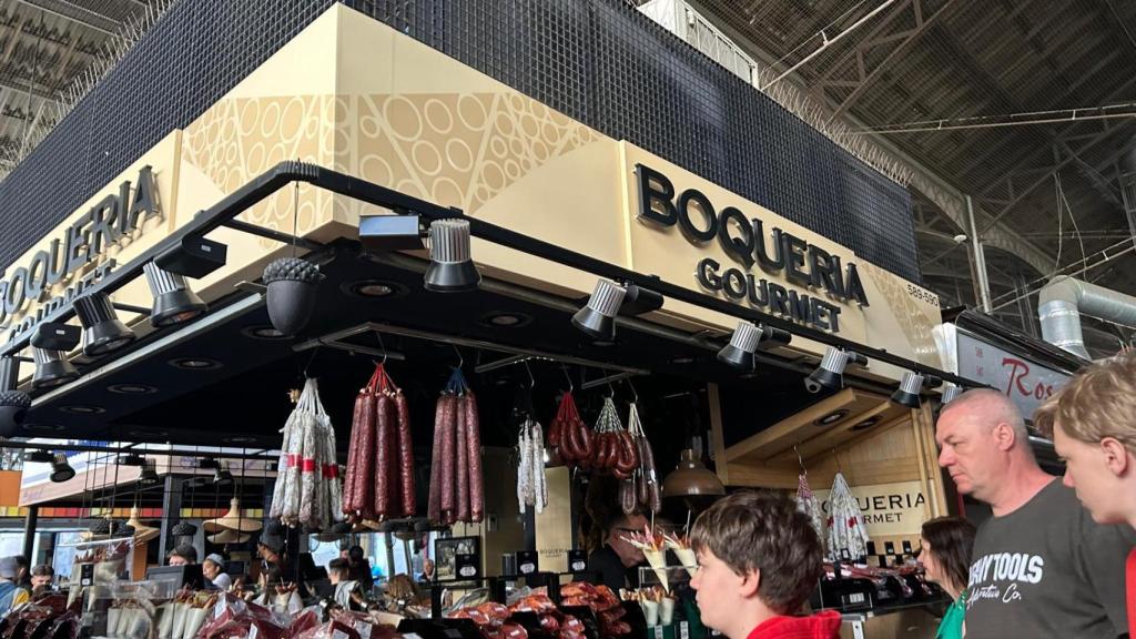 La Boqueria Gourmet sirve a los últimos clientes antes de bajar la persiana por el apagón