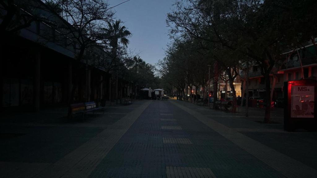 Una calle de Esplugues de Llobregat durante el apagón