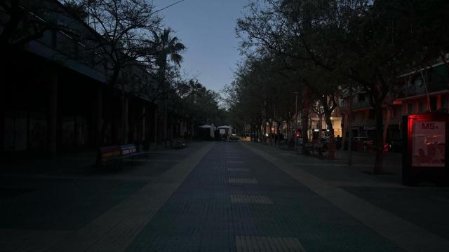 Una calle de Esplugues de Llobregat durante el apagón